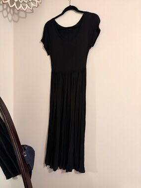 Black Short-Sleeve Maxi Dress - Classic Everyday Style
